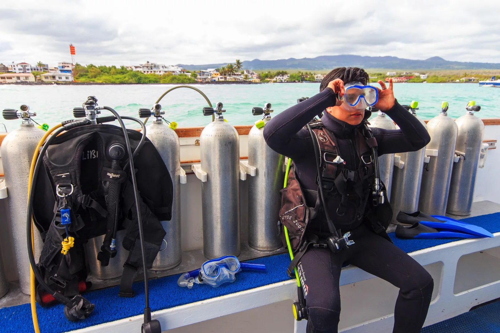 Divers underwater on an Aqua dive