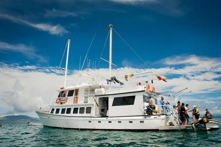 The Golondrina under way in the Galapagos