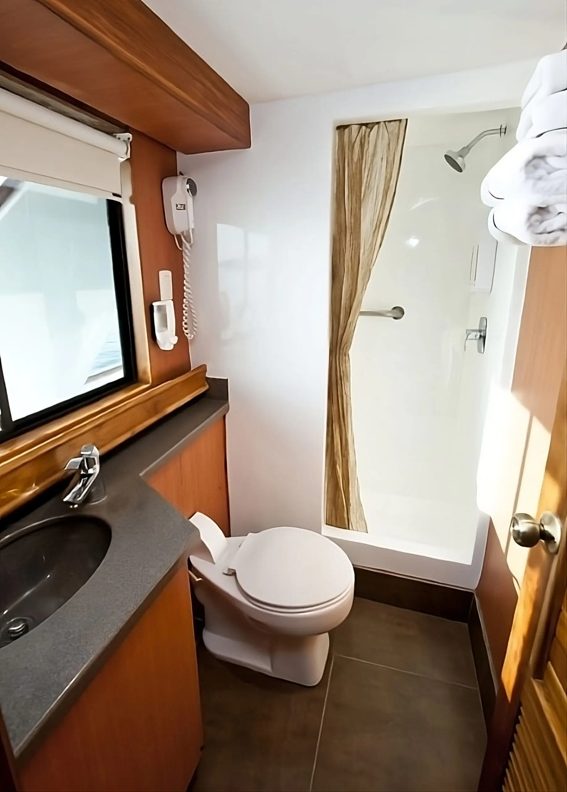 Private bathroom in a Letty cabin