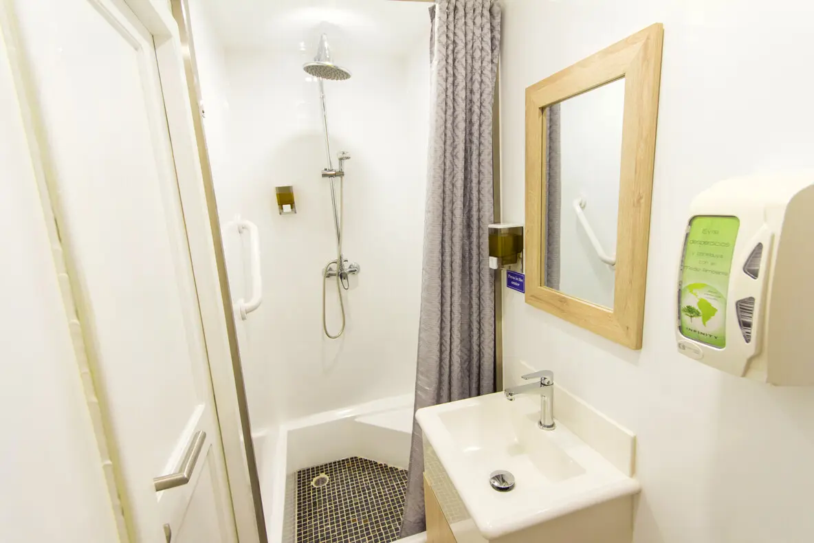 Private bathroom on the Solaris