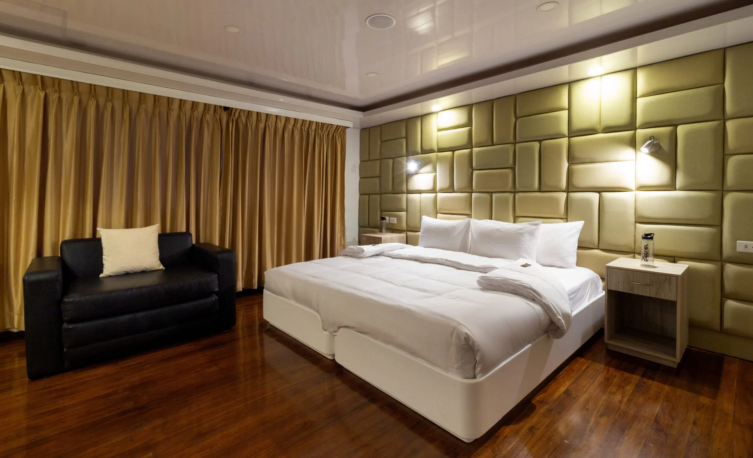 Double stateroom on the Petrel