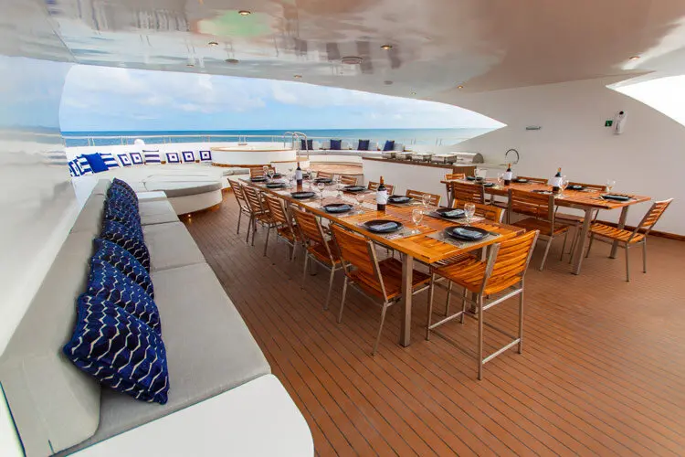 Al fresco dining on the Infinity