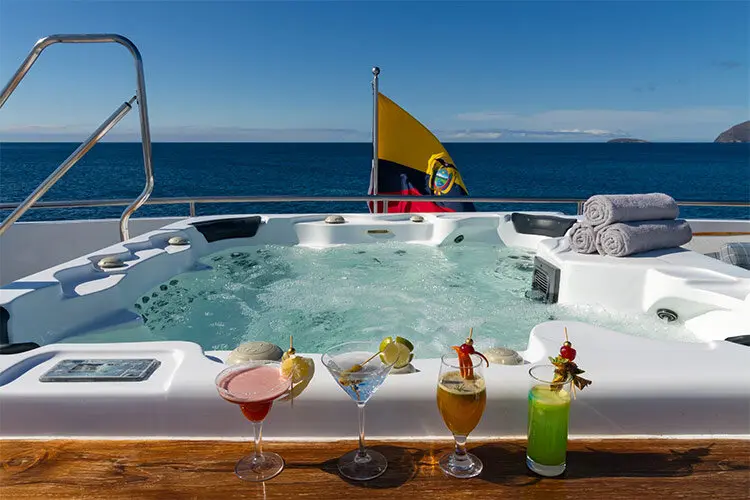 Jacuzzi on the Natural Paradise